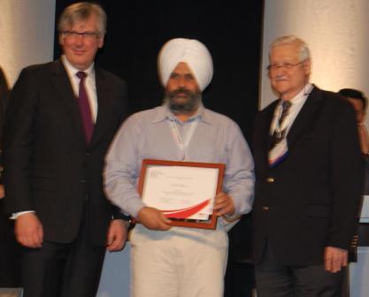 Dr Brien Lang on the left of Dr Cheema and  on right side Dr Robert Gottlander President Global Marketing and Products NOBEL BIOCARE.